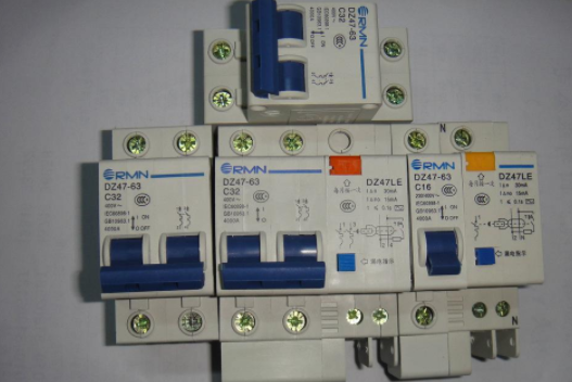 空气开关模型资料下载-家里装漏电开关还是空气开关？