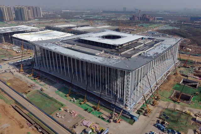 72米跨度钢结构资料下载-西部最大的会展综合体钢结构封顶 用钢量达18000吨