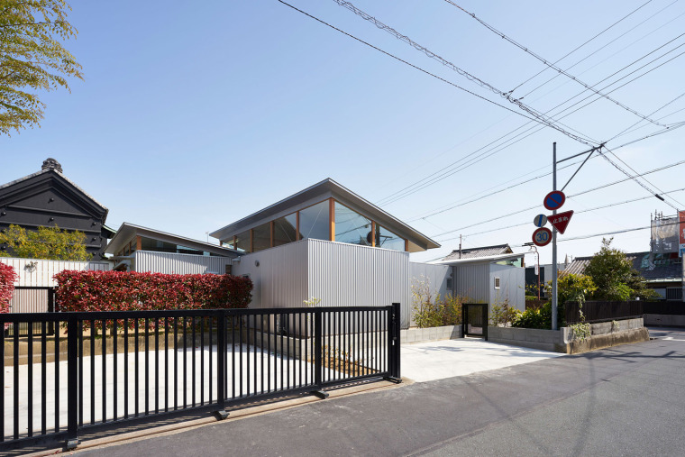 日本蝴蝶屋顶驹形住宅资料下载-日本独特屋顶的住宅