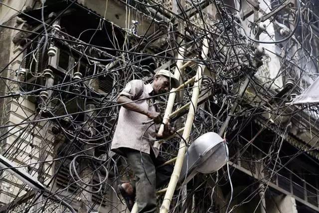 印度电工绝对是世界上实战力最强的，这么复杂的电线我头一次见_14