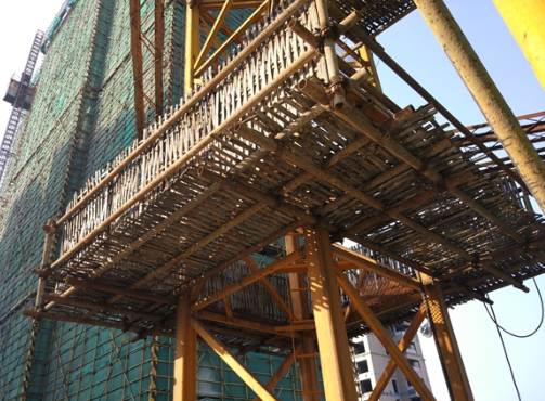 钢结构伸缩式操作平台资料下载-移动组装式塔吊附墙操作平台的研制