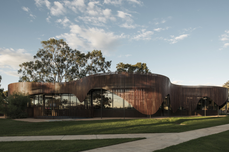 澳大利亚昆士兰大学图书馆资料下载-动态外观的图书馆与学习中心