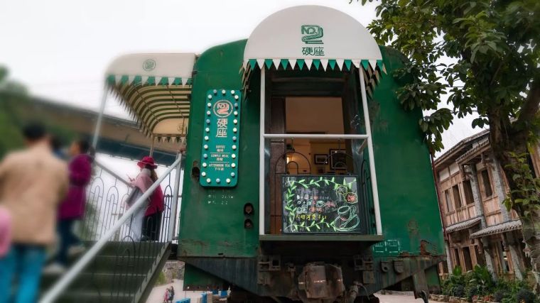 重庆这座千年古镇，藏着一个绿皮火车爆改的咖啡馆！_37
