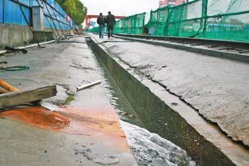 浇筑混凝土中途突然下雨，停还是不停？-6