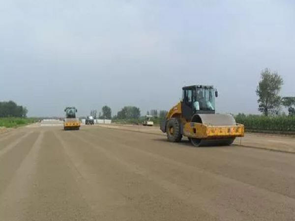 堆土施工资料下载-关于道路工程石灰土基层施工方法