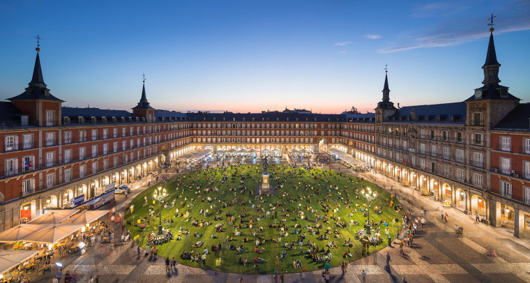 西班牙风格广场资料下载-西班牙马约尔广场临时草地装置