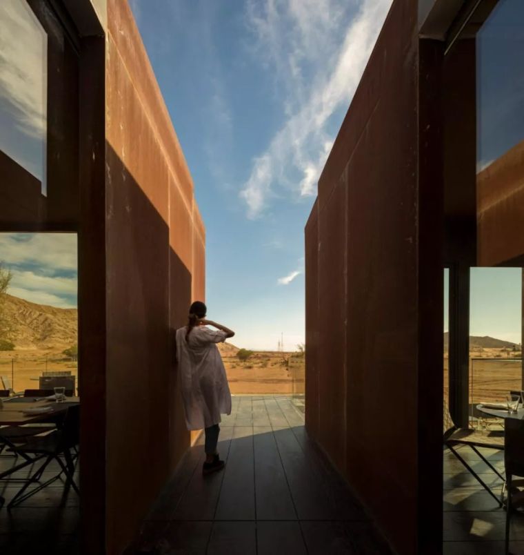 这家超酷的沙漠酒店，如何打造出狂野中的自然奢华！_32