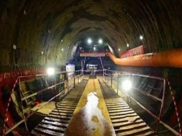 超前锚杆设备资料下载-道路隧道工程中超前支护施工技术