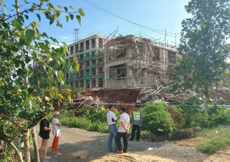 保定科技职业学院资料下载-海口一在建楼房发生局部坍塌，致工人1人死亡多人受伤！
