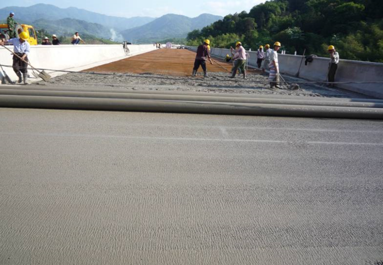桥面铺装专项施工资料下载-高速公路桥面铺装工程施工
