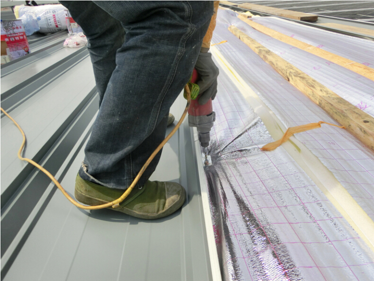 超长钢结构屋面板加工安装技术-滑动支架固定