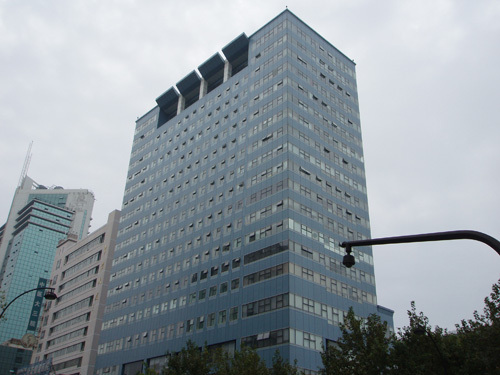 房地产办公大楼资料下载-北京知名地产大厦座办公楼暖通设计方案