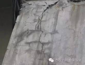 桥梁裂缝缝隙资料下载-桥梁裂缝产生原因