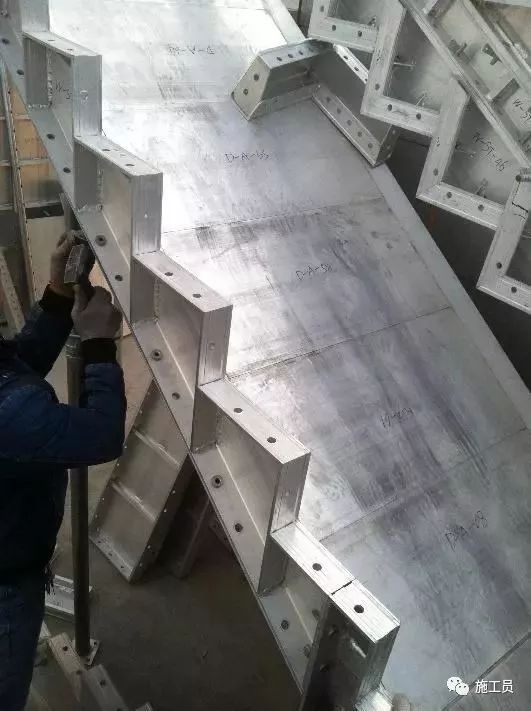 铝模板体系全过程施工技术交底图解，从测量放线到模板拆除！_16