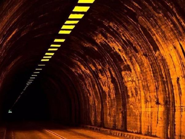 高速公路创新施工资料下载-轮廓反光设施中高速公路隧道工程应用
