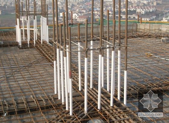 建筑工程施工现场质量标准化管理图册（116页 大量附图）-钢筋防污染保护