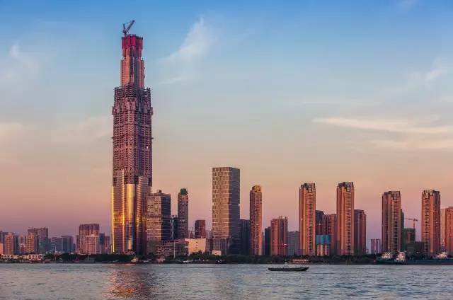 上海公寓展厅资料下载-636米，耗资300亿！武汉绿地中心成为中国第一高楼