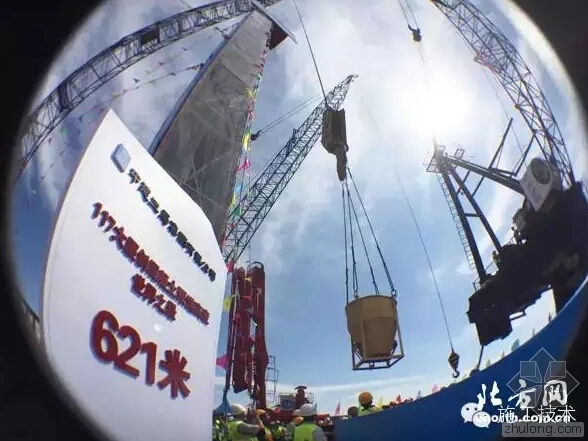 深圳平安大厦资料下载-带你看混凝土泵送高度吉尼斯世界纪录创造者的精彩瞬间！