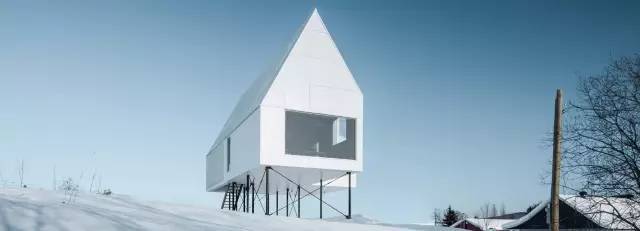 钢结构悬空楼梯资料下载-悬空的住宅