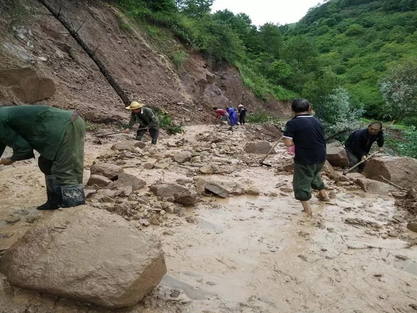 排水主干线资料下载-地质灾害来了，党员突击队也到了