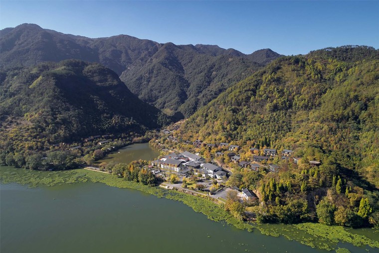 杭州富春开元芳草地乡村酒店 / 中国美术学院风景建筑设计研究总-7_酒店整体鸟瞰秋景.jpg