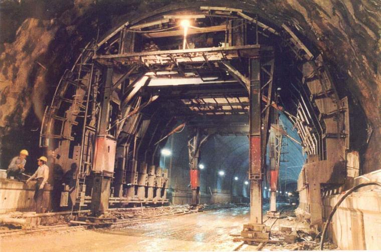 隧道安全技术方案资料下载-隧道施工安全技术（124页）