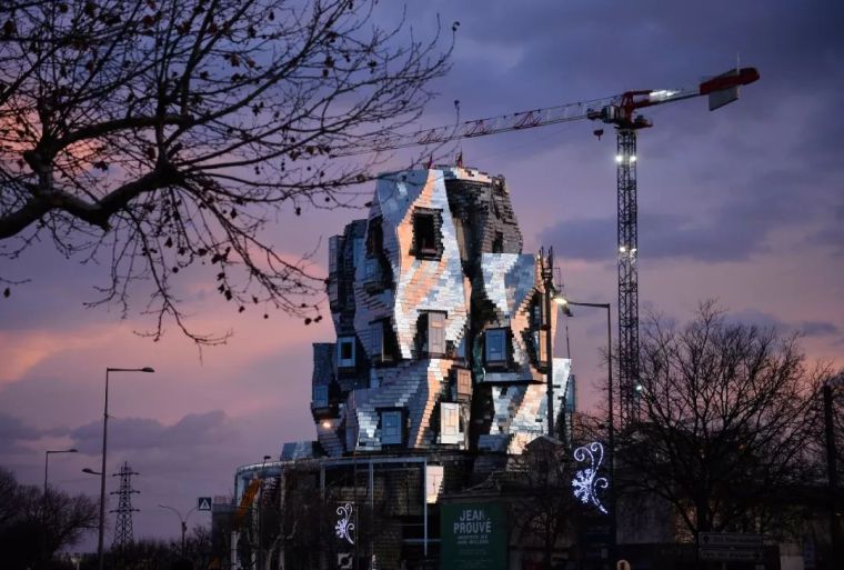 路易威登基金会艺术中心资料下载-弗兰克·盖里新作铝板+玻璃盒子堆砌出“最不规则”大厦