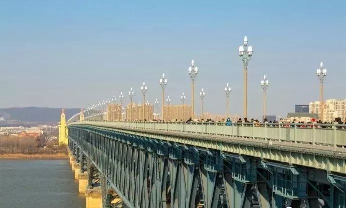 48种岩石照片及文字说明资料下载-南京长江大桥98块浮雕内容揭秘，请看超级工程上的艺术精品！