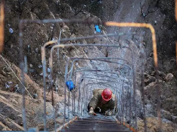 河北开建世界最长玻璃桥，超高空作业脚下即悬崖！-在峭壁上作业的工人.jpg