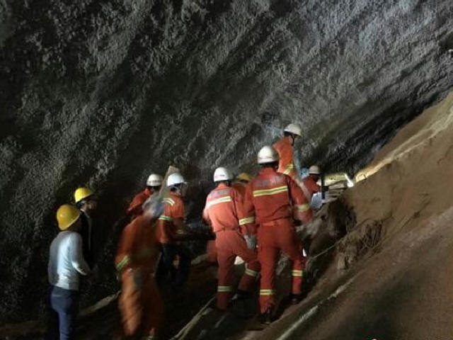 云南大临铁路隧道发生冒顶事故，6人被困-救援现场.JPG
