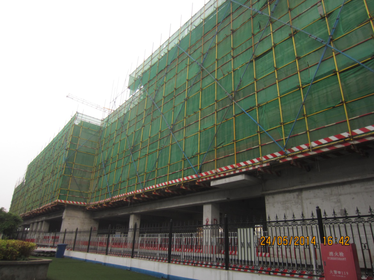 武汉市安全文明样板工地资料下载-高中改扩建工程绿色文明安全施工样板工地汇报