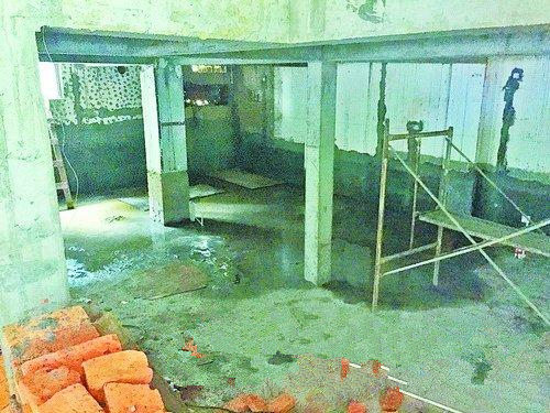 武警中队营房装修施工图资料下载-一楼门店挖地改造变身“楼中楼” 业主辩解:周围人都这样