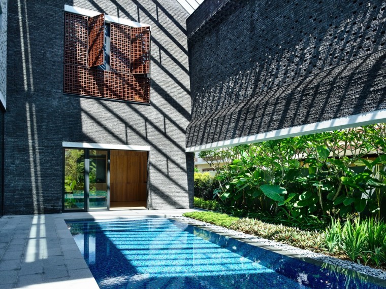 新加坡砖结构的典型坡屋顶住宅-4