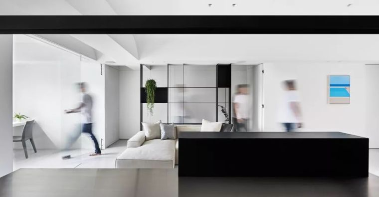 现代风格客厅吊顶多宽资料下载-92㎡ 客厅、厨房一体化，改变空间动线让家变得更有趣！