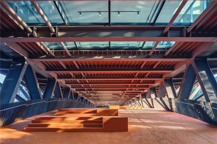 民族特色馆资料下载-碧水浮桥起画廊 | 吉首美术馆  ，坐落在桥上的建筑！
