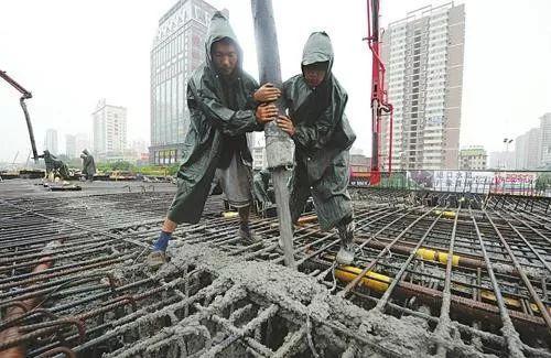 暴雨浇筑混凝土资料下载-浇筑混凝土中途突然下雨，停还是不停？