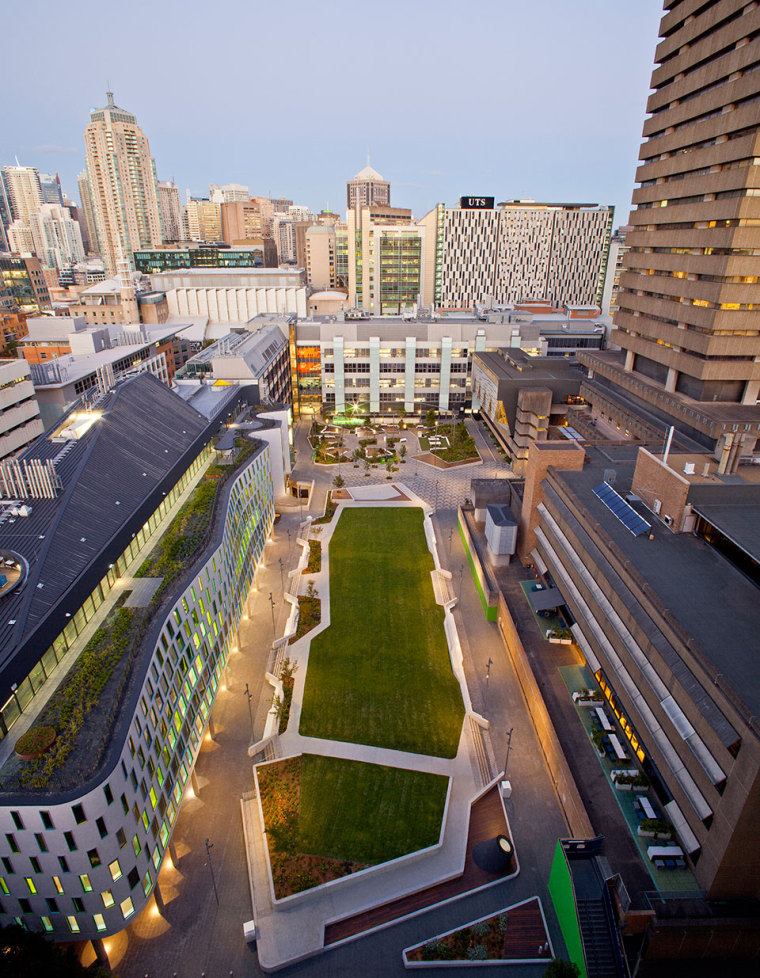 大学校园建筑改造案例资料下载-悉尼科技大学校园绿地