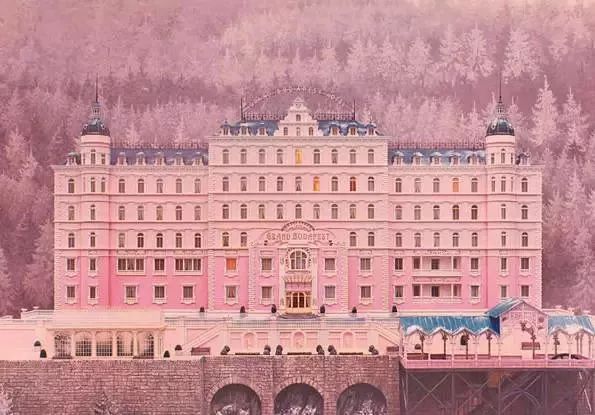 屋顶游泳池建筑设计资料下载-粉红色的建筑设计，可不止电影中的布达佩斯大饭店！