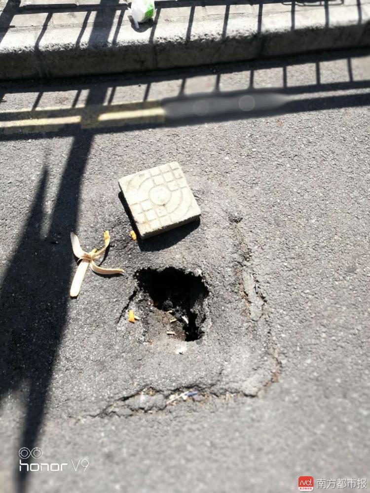 道路养护维修工程监理资料下载-深圳一特殊重大工程项目道路现坍塌半月没人管，小坑变大洞