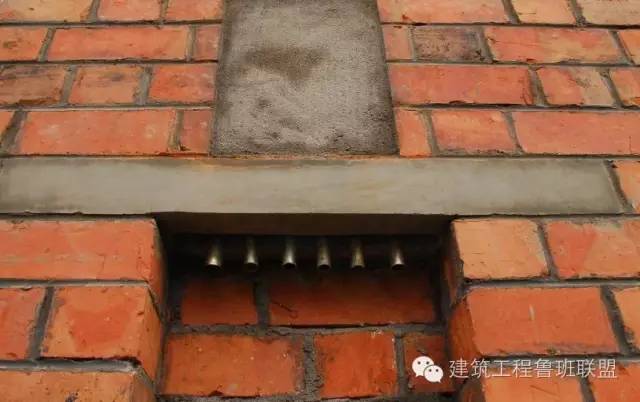 配电箱处预制过梁留设凹槽(离开砌体表面40mm开始留设)