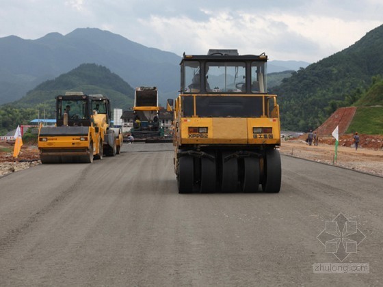 水泥路面公路工程施工特点资料下载-高速公路工程施工总结报告