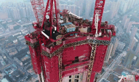438米武汉中心资料下载-“空中造楼机”又火了！中国的超高层施工水平有多高？