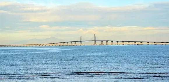 港珠澳跨海大桥资料下载-全球最长的跨海大桥全线贯通！历时8年，中国再次震惊世界！