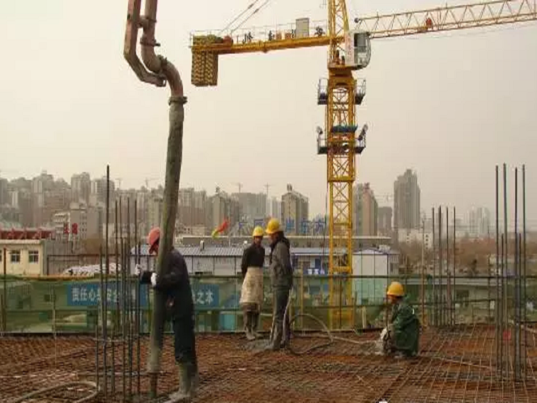 道路浇筑安全技术交底资料下载-混凝土浇筑（泥工）安全技术交底