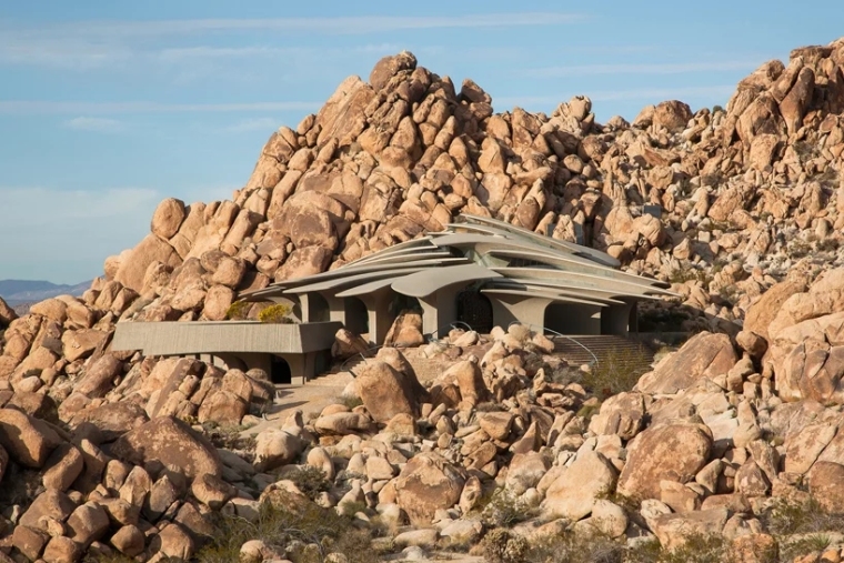 沙漠生态景观设计资料下载-美国沙漠中图腾一般的住宅