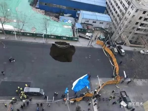 青岛一在建地铁塌方，路面出现一巨大空洞，事故原因调查中！！_1