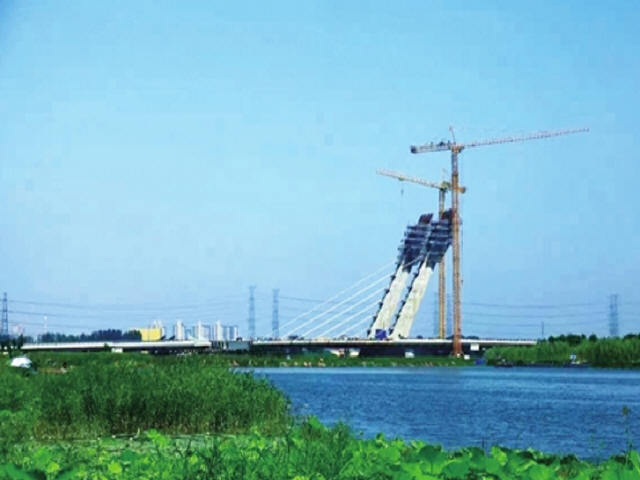中国十大斜拉桥资料下载-亚洲最宽无背索斜塔斜拉桥“中牟贾鲁河大桥”年底开通