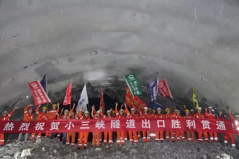 2019年拟开工铁路项目资料下载-郑万铁路项目小三峡隧道出口胜利贯通