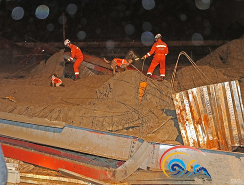 海口丘海大道延长线工地楼顶坍塌，已致两人死亡！-事故现场.jpg