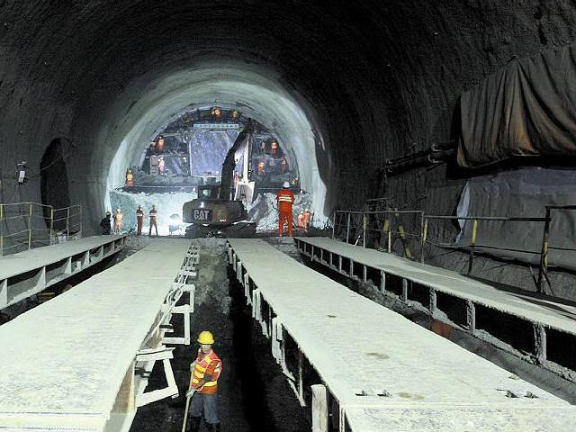 2015年不良地质区资料下载-地质复杂区时速350km双线高速铁路复合式衬砌隧道实施性施工组织设计301页